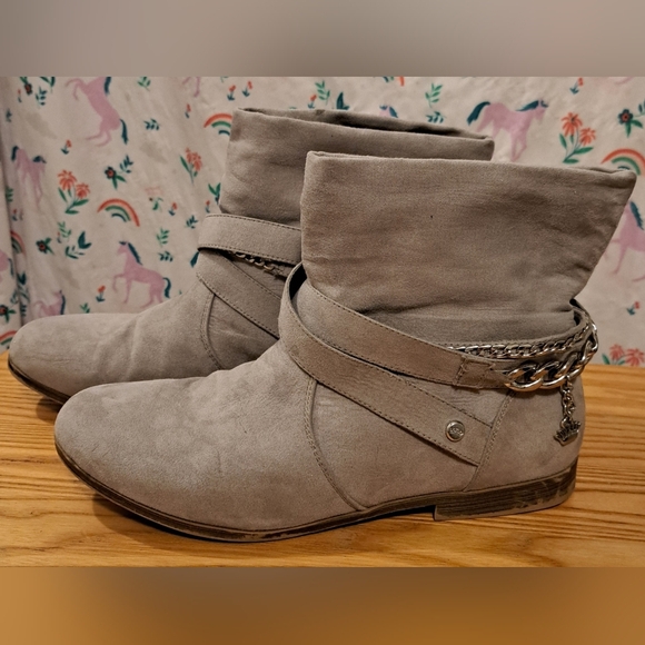 Juicy Couture Grey Vegan Suede Neutral Boho Casual Ankle Boot w/ Chains SZ 8M - Picture 3 of 10